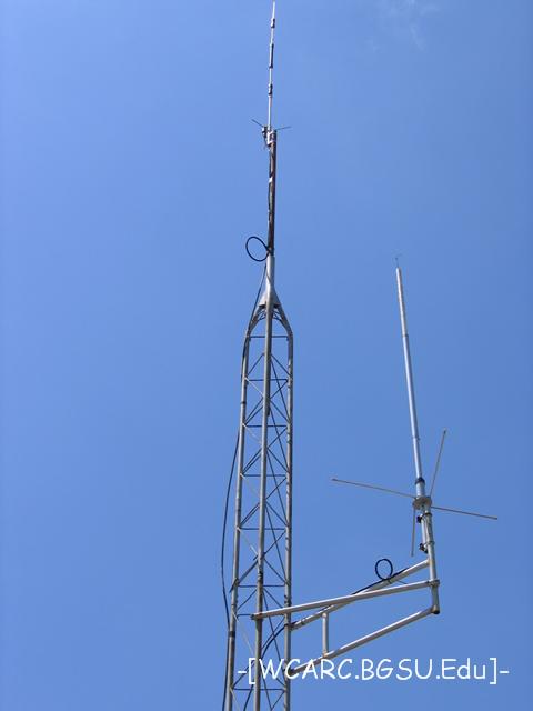 Repeater receive antenna (upper), Packet antenna (lower, no longer used)